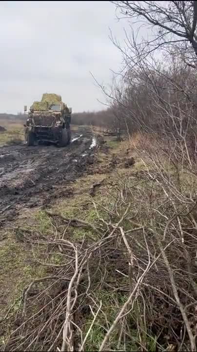 Amerykański wóz terenowy vs polne drogi w Ukrainie